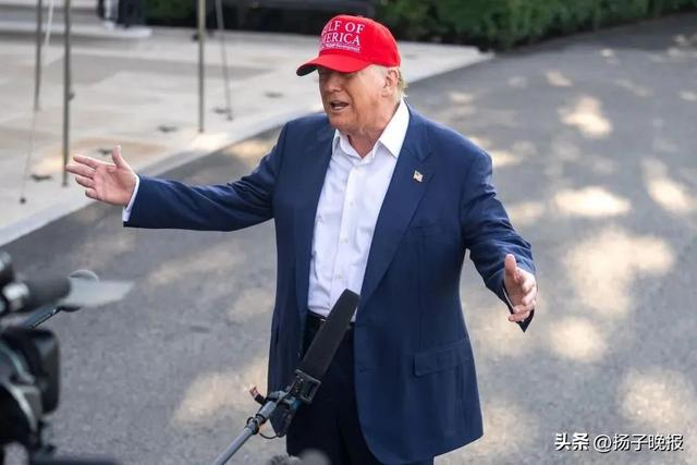 美国总统特朗普在登机前回答记者提问。新华社记者 胡友松 摄