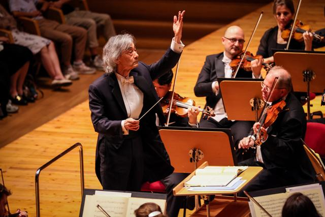 著名指挥长野健与汉堡国家爱乐乐团在捷豹上海交响音乐厅演出。（叶辰亮摄）