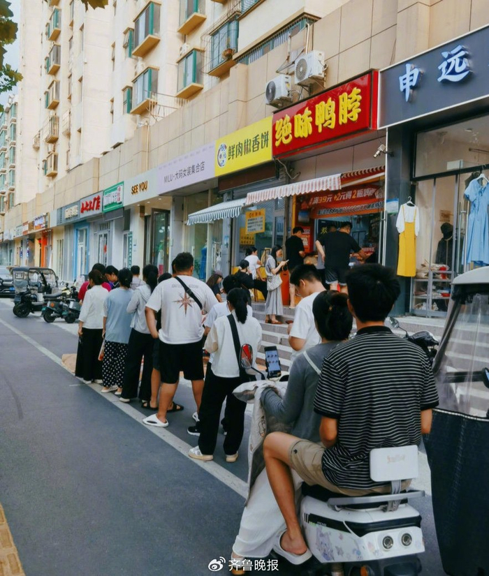 12日下午，济南历城区某绝味鸭脖店前排起了长队（受访者白先生供图）