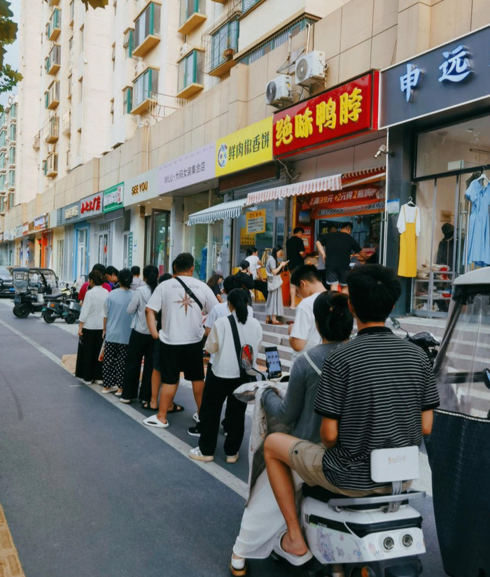 12日下午，济南历城区某绝味鸭脖店前排起了长队（受访者白先生供图）