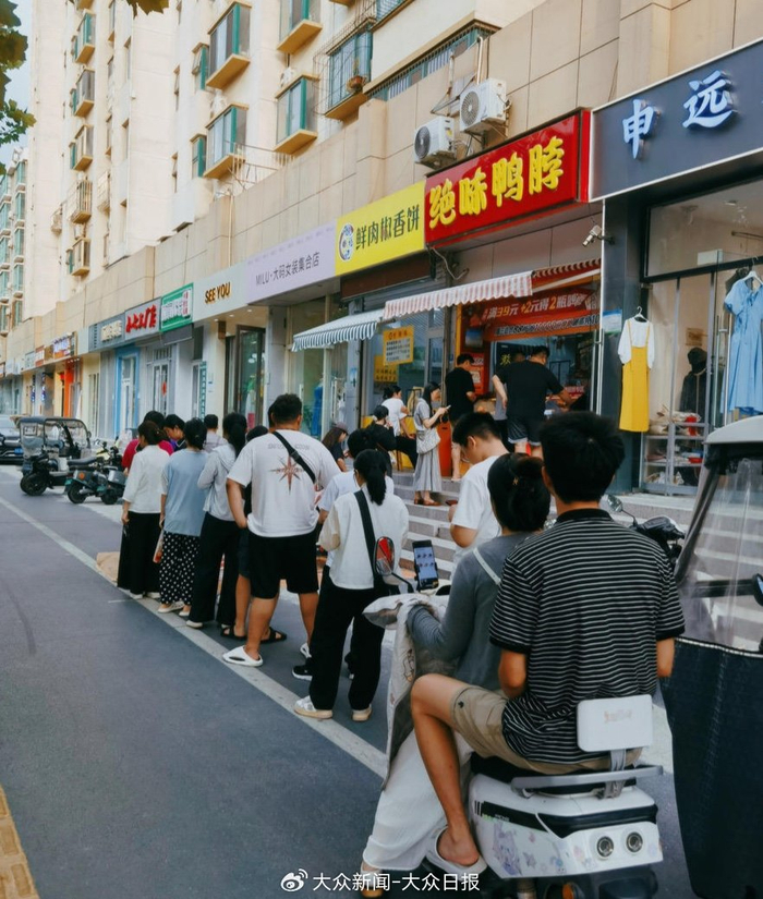 12日下午，济南历城区某绝味鸭脖店前排起了长队（受访者白先生供图）