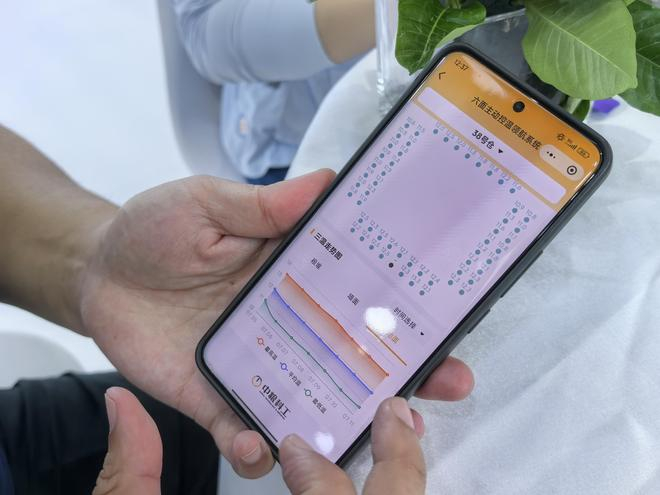 　　工作人员向记者演示远程查看粮仓的智能系统。新华社记者武江民 摄