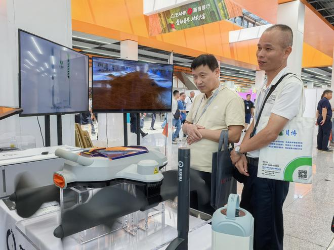 　　展台前的平仓机器人吸引了不少客商驻足。新华社记者武江民 摄