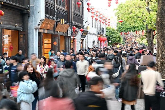 游客在福州三坊七巷南后街参观游玩(2025年2月4日摄)。新华社记者 林善传 摄