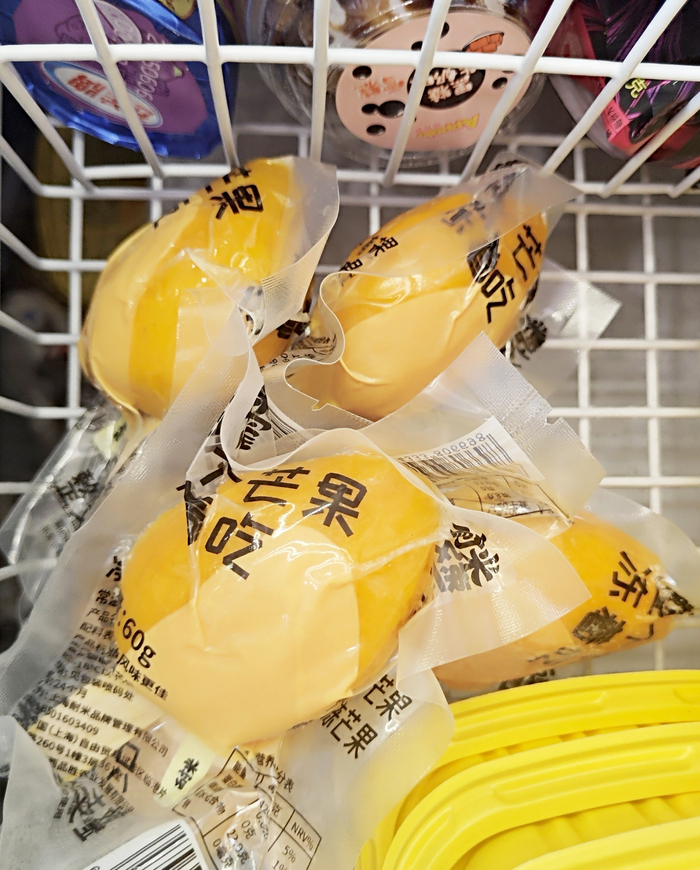     冻芒果雪糕放在冰柜显眼位置。    本报记者黎兆齐 摄