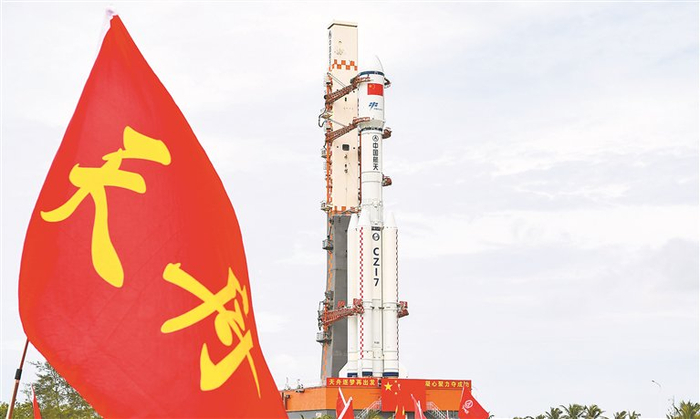     7月12日，天舟九号货运飞船与长征七号遥十运载火箭组合体垂直转运中。    新华社记者 杨冠宇摄