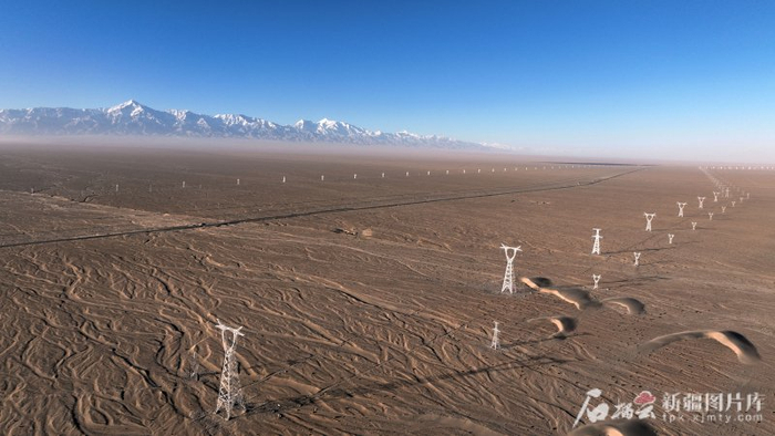 2025年3月23日，和田—民丰—且末—若羌750千伏输变电工程从昆仑山下方通过。马元 摄