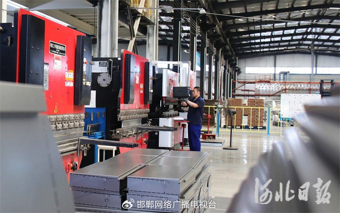 6月17日，位于临漳县邺都工业园区的河北邯钢附企思德来钢制家具有限公司生产车间内，工人在查看设备生产数据。邓博摄