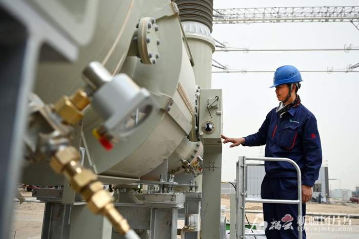 2025年4月25日，电力员工在且末750千伏变电站对电器设备进行检查。马元 摄