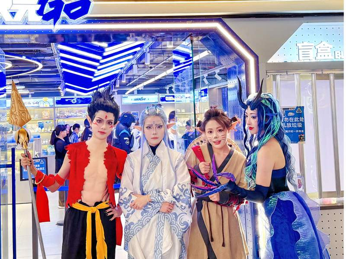 今年清明节和“五一”小长假，王府井喜悦组织了coser巡游活动。受访者供图