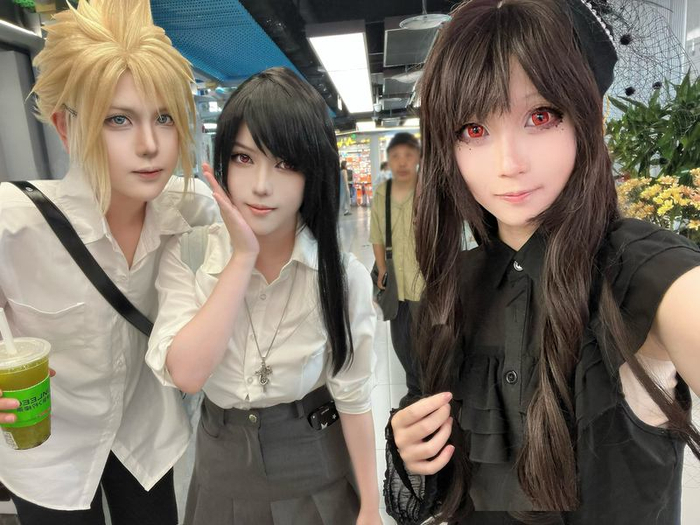 小媛（右）喜欢将自己打扮成喜欢的角色，和其他同好一起合影，称为“集邮”。受访者供图