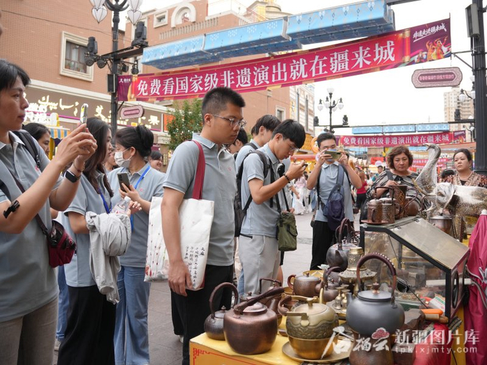 营员们了解民族铜器制作。石榴云/新疆日报记者 闫啸天摄