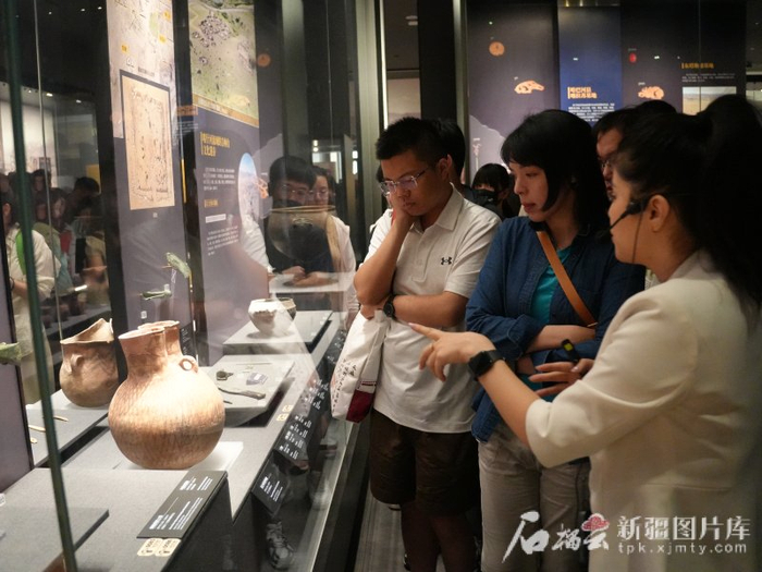 营员们走进新疆博物馆。石榴云/新疆日报记者 闫啸天摄