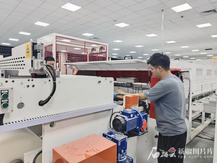 6月26日，新疆国晟企诚新能源有限公司员工在调试生产线。石榴云/新疆日报记者 陈蔷薇 摄