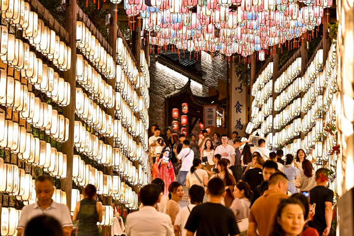 　　7月11日，游客在位于江西省上饶市广信区望仙乡的望仙谷景区游览。新华社记者 刘金海 摄