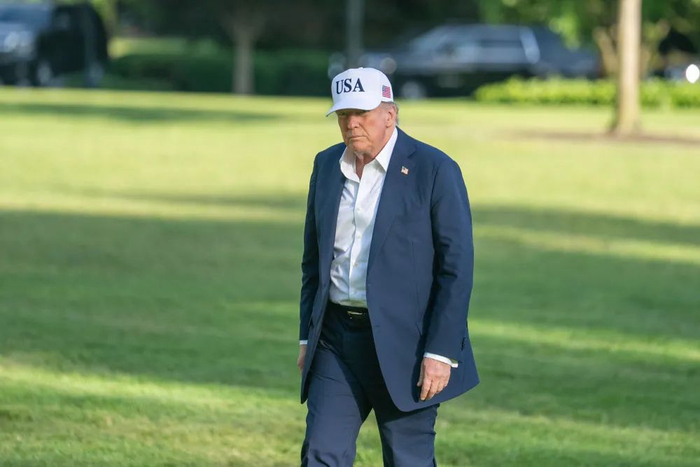 7月6日，美国总统特朗普乘直升机返回华盛顿白宫。新华社记者胡友松摄