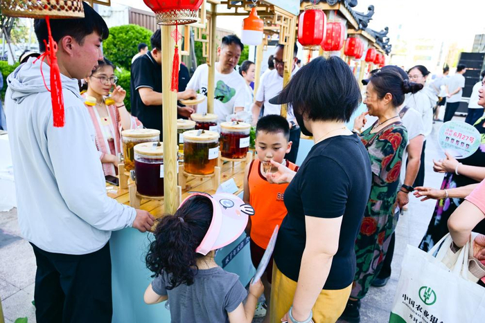　　这是河南省开封市“大宋中医药文化市集”活动现场。新华社发（李祥宇 摄）