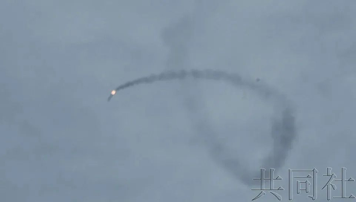 ▲图为在空中旋转后下坠的火箭。7月12日上午摄于北海道大树町。（共同社）