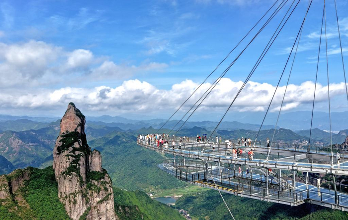 　　  7月5日，游客在浙江省台州市仙居县神仙居景区南天顶玻璃观景台上游玩（无人机照片）。新华社发（王华斌 摄）
