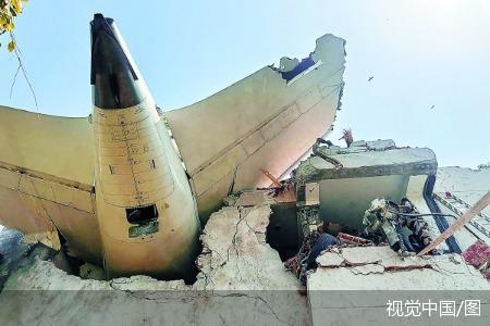 印度航空客机在印度艾哈迈达巴德机场坠毁现场。