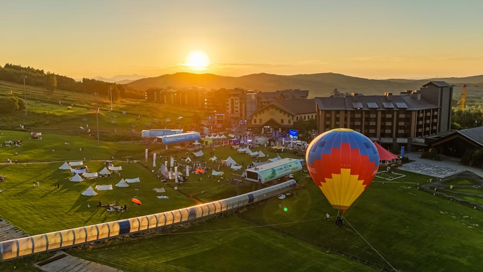 　　这是吉林市2025消夏避暑露营季暨松花湖度假区第六届青山花海露营季欢乐启幕的航拍照片。（采访对象供图）