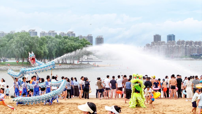 　　市民们在位于南昌市西湖区的万紫·千红滩天然泳场游玩。新华社发（郭建美 摄）