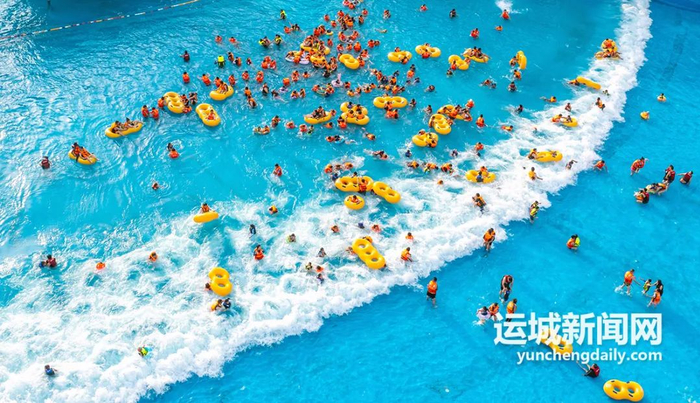 　　在闻喜晋水湾水上乐园冲浪区，游客仿佛置身于大海之中，感受冲浪的刺激与乐趣。 记者 闫鑫 摄