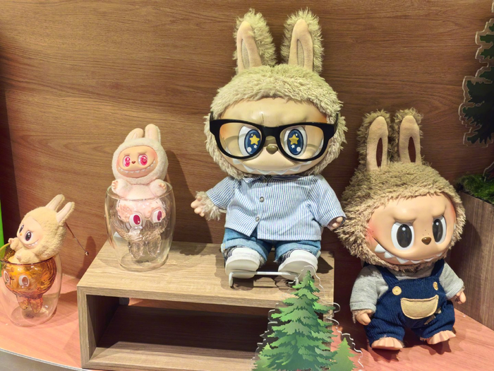 故事：LABUBU为何让人“上头”