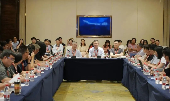 翦知湣院士主持、周忠和院士致辞圆桌论坛