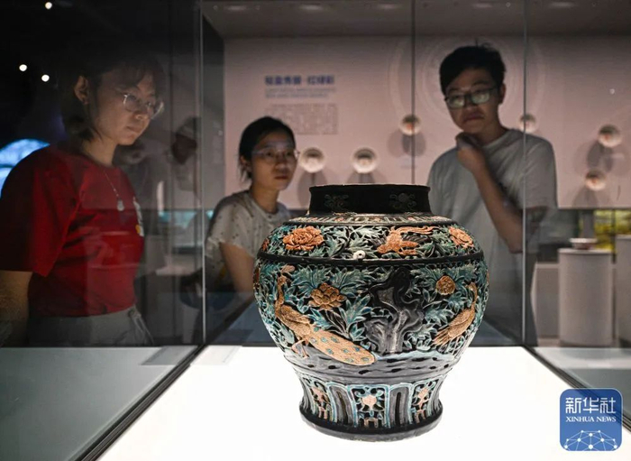 珐华贴金镂空孔雀牡丹纹大罐。图源于新华社