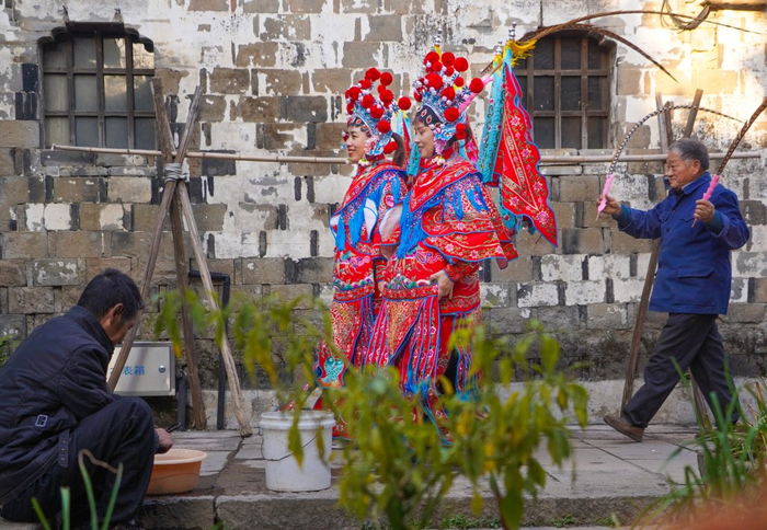 穿戏服的村民赶去演出（央广网发  金华市委宣传部供图）