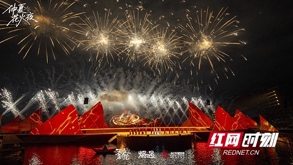 3万发烟花与无人机矩阵创意融合，打造仲夏花火夜狂欢盛宴。