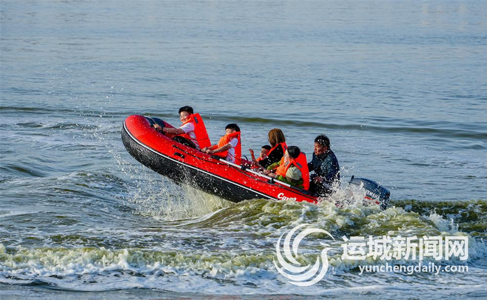 游客在盐湖景区游玩。  记者 闫 鑫 摄