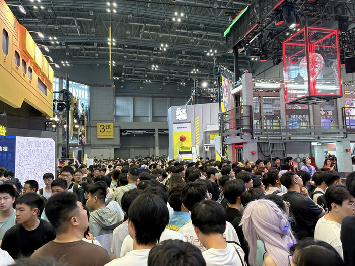 （3馆展台通道处人流量情况 财联社记者摄）