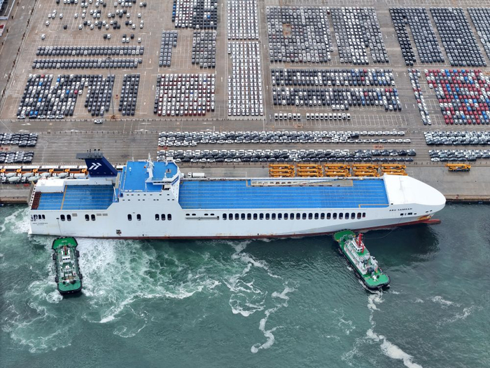 　　  6月29日，汽车运输船停靠山东港口烟台港，准备装运出口汽车（无人机照片）。新华社发（唐克 摄）