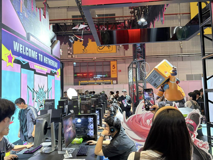 （玩家在《异环》展台试玩 财联社记者摄）