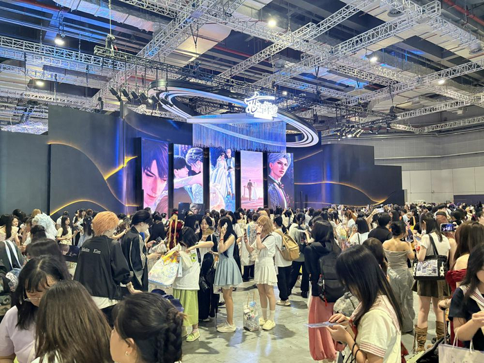 （玩家在《恋与深空》展台大屏打卡留念 财联社记者摄）