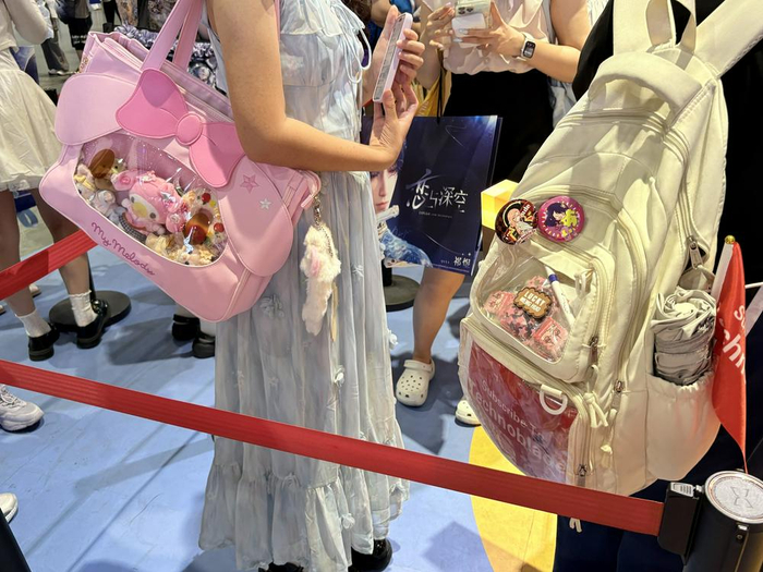 （BW现场随处可见背着”痛包“的玩家 财联社记者摄）