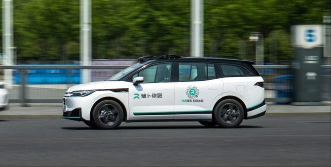 ▲“萝卜快跑”第六代无人车