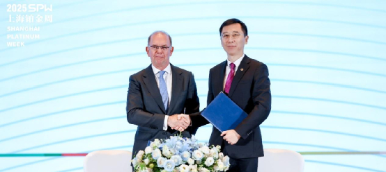 在达成双方战略合作后，中国工艺集团有限公司总经理戴宁与世界铂金投资协会CEO特雷弗·雷蒙德握手致意。SPW图片