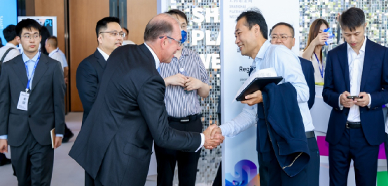 2025上海铂金周开幕前，广州期货交易所副总经理冷冰与世界铂金投资协会CEO特雷弗·雷蒙德亲切握手。SPW图片