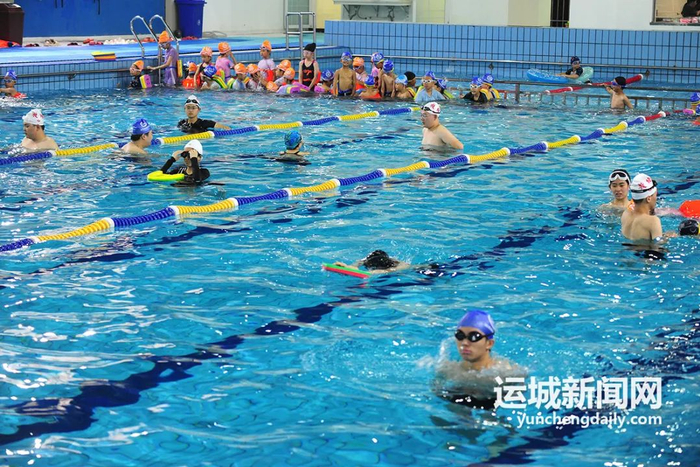 　　7月9日，万荣县锦绣凤城游泳馆里，学员们在教练的指导下进行训练。张怀心 董智利 摄