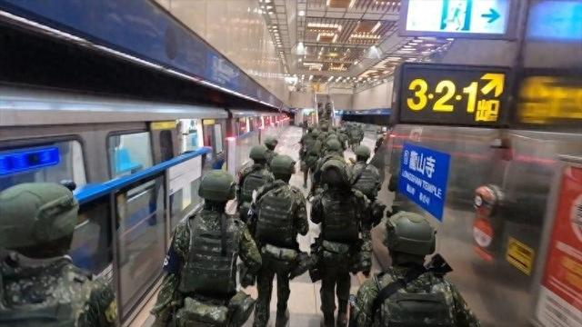台“宪兵部队”运用台北捷运进行兵力输送。图源：台湾联合新闻网