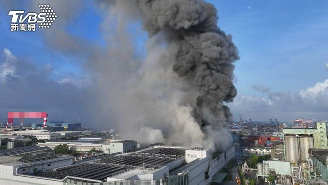 台泥集团子公司三元能源科技公司高雄市小港厂区14日发生火灾 图源：台湾TVBS新闻网