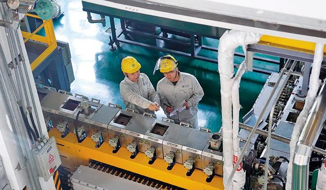 项目组和中试工程技术人员在浙江大学衢州研究院中试平台探讨中试工艺方案（2025 年 7 月 4 日摄） 浙江大学衢州研究院供图