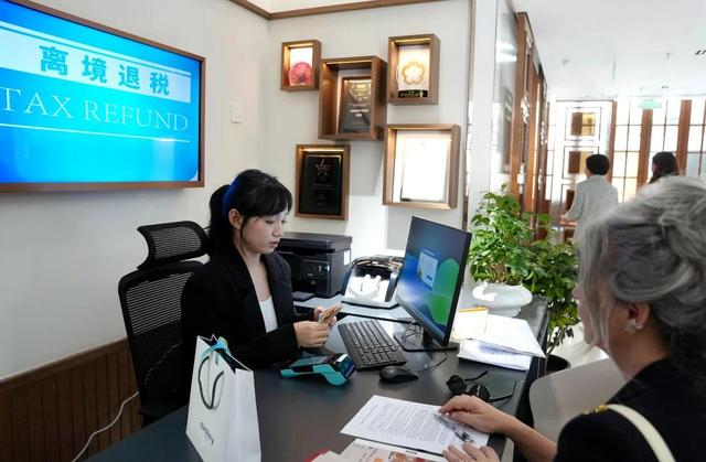 一名入境游客在张园的集中退税服务点领取退税金 刘颖 摄