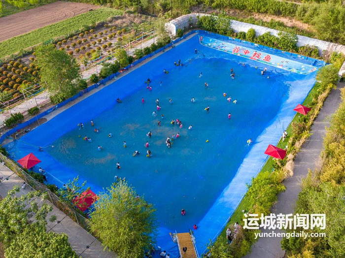 　　盐湖区东郭镇野趣大自然亲子农场新设“瓮中抓鱼”项目，吸引了众多游客。 记者 陈方斌 摄