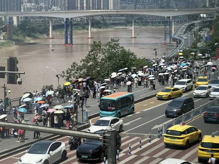 李子坝轻轨穿楼观景平台。