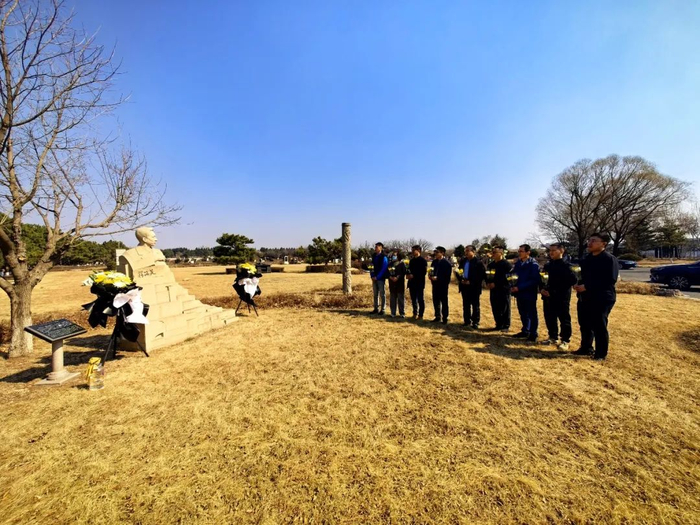 今年四月，长春光机所质检中心党支部组织党员代表赴蒋筑英同志纪念碑前，举行祭奠仪式   资料图片