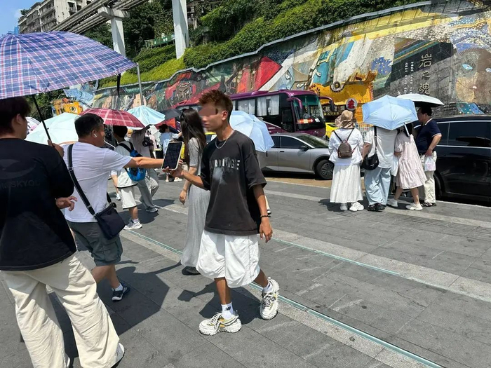 在李子坝观景台招揽生意的摄影商户。